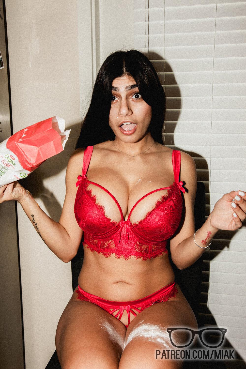 mia khalifa lingerie cooking patreon set leaked amnhbd