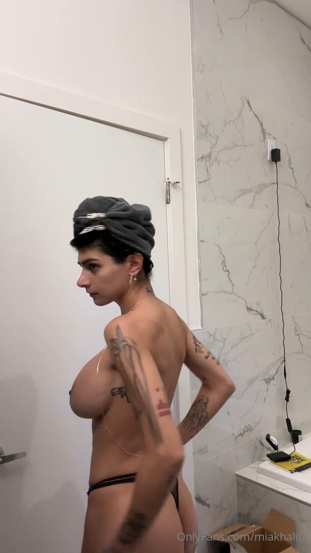 mia khalifa nude dressing onlyfans video leaked easpjh