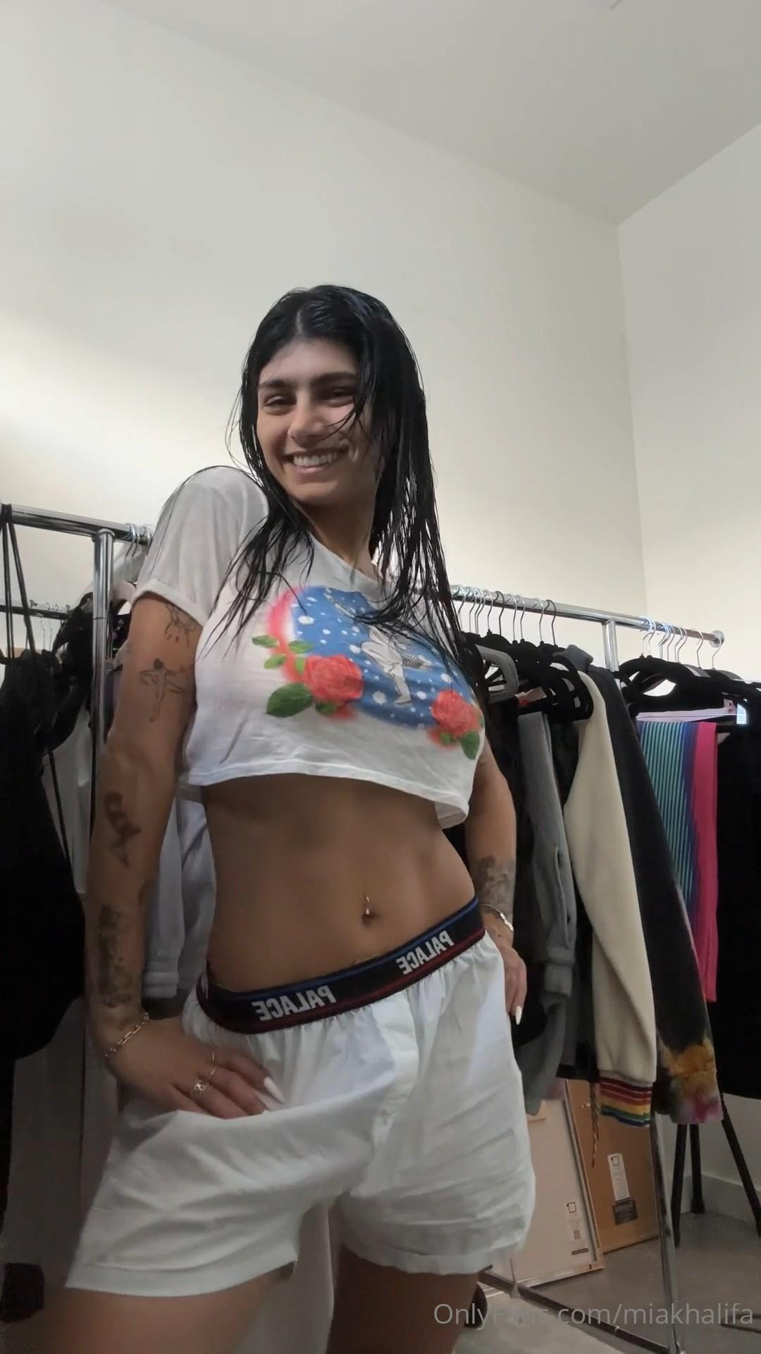 mia khalifa nude dressing onlyfans video leaked jrrrve
