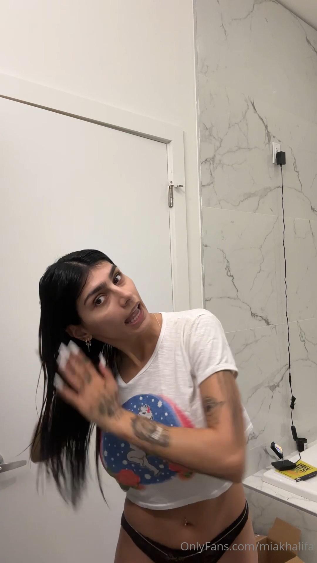 mia khalifa nude dressing onlyfans video leaked vazgeb