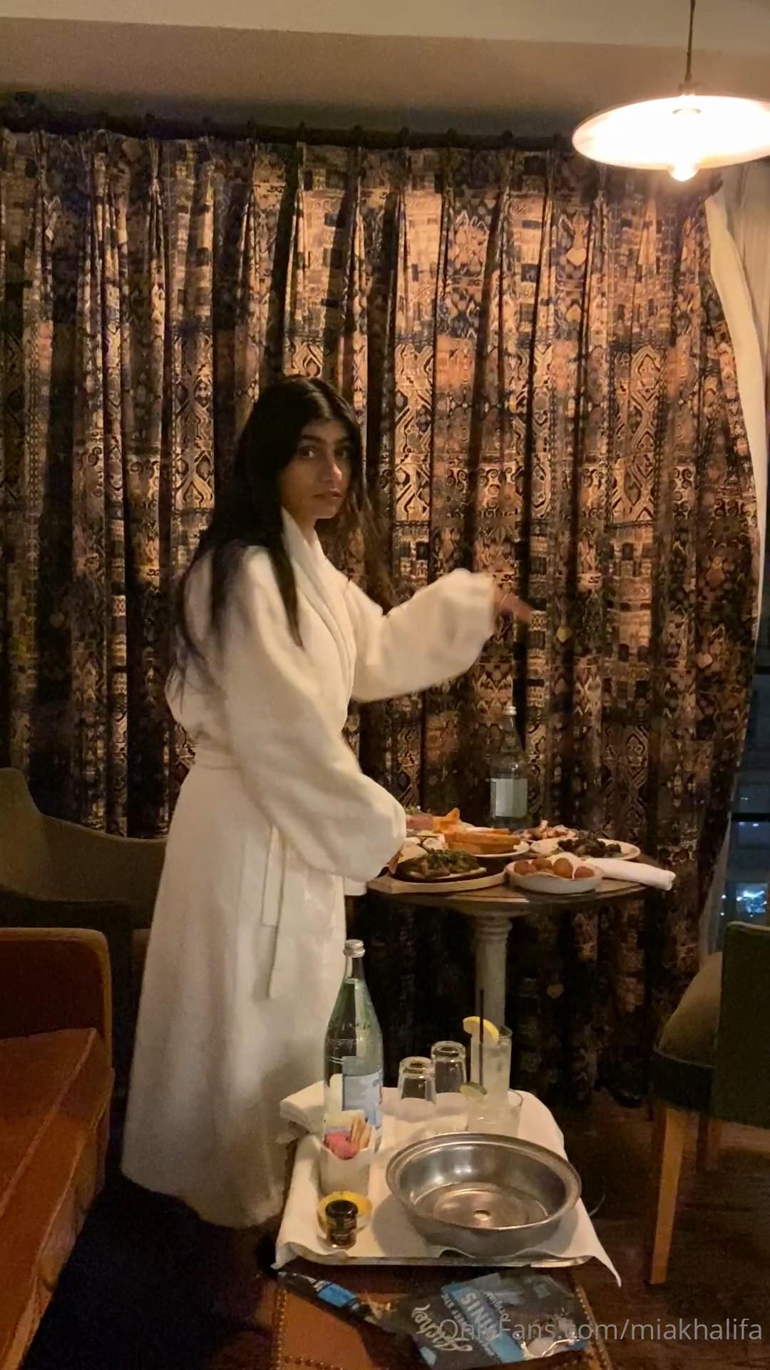 mia khalifa nude dinner onlyfans livestream leaked bfmydt