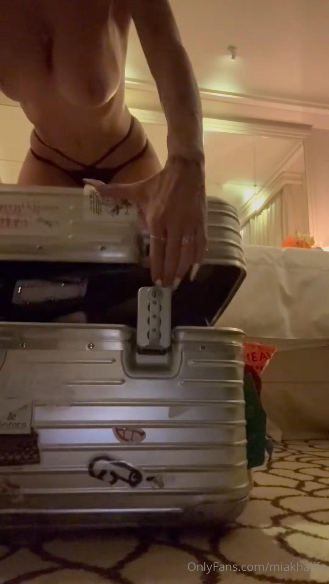 mia khalifa nude luggage packing onlyfans video leaked nodwob